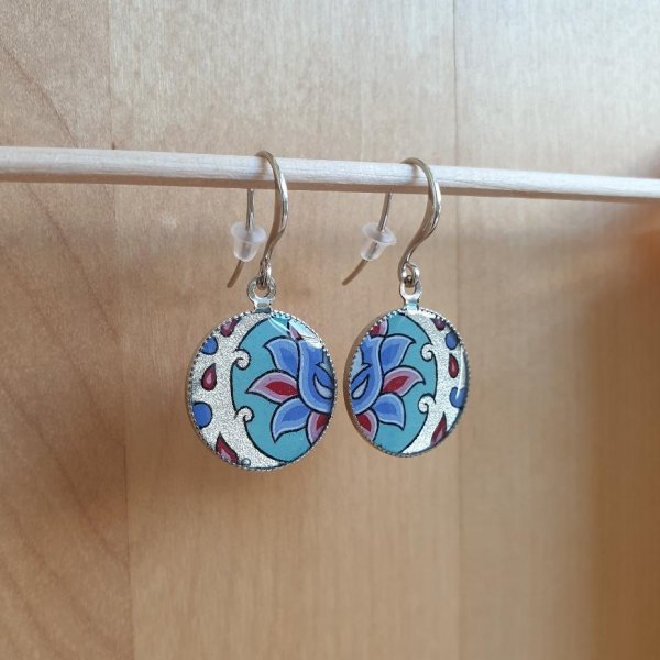 Flor iluminada e brincos de arabesco verde/prata/azul/rosa