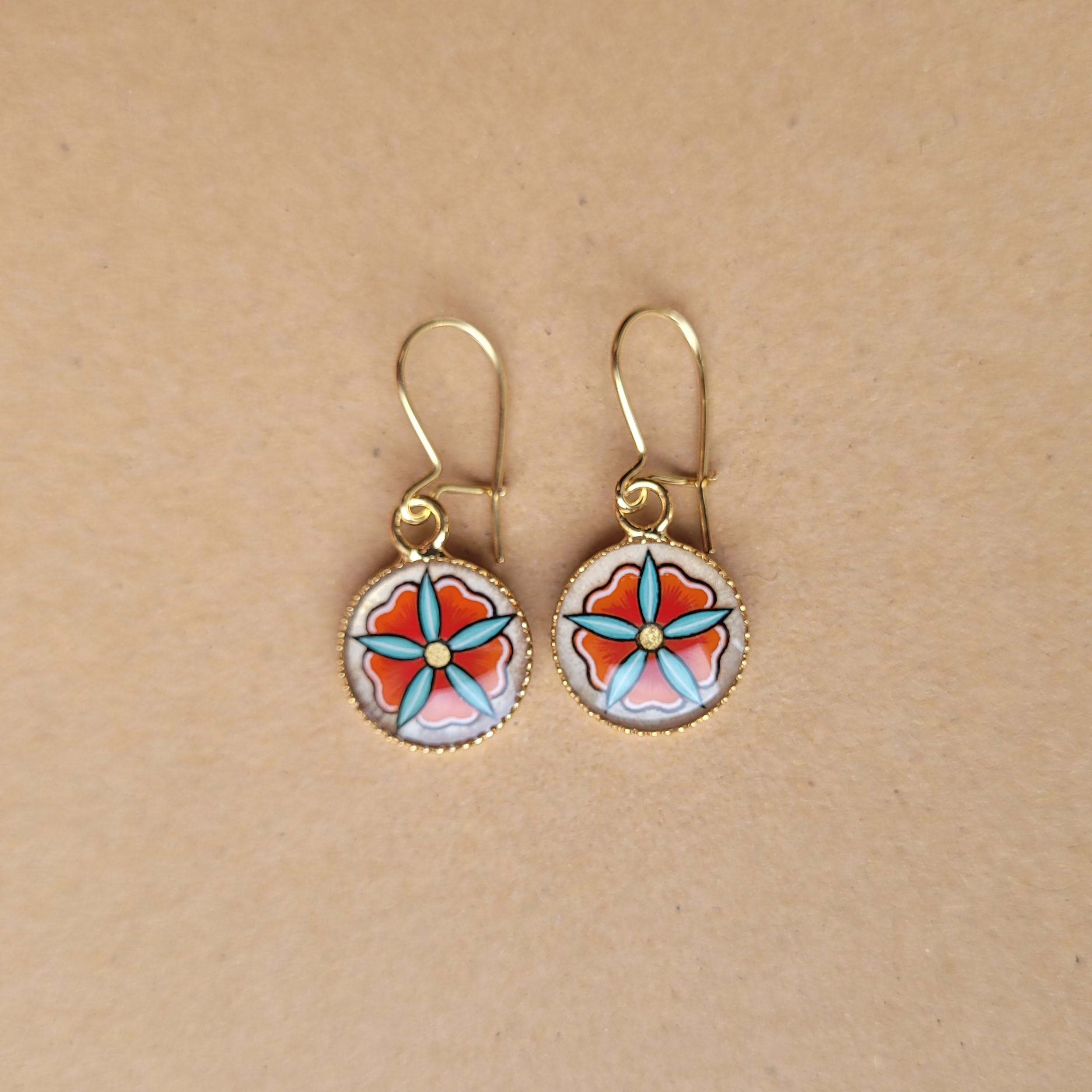 Boucles d'oreille enluminées petites fleurs printanières