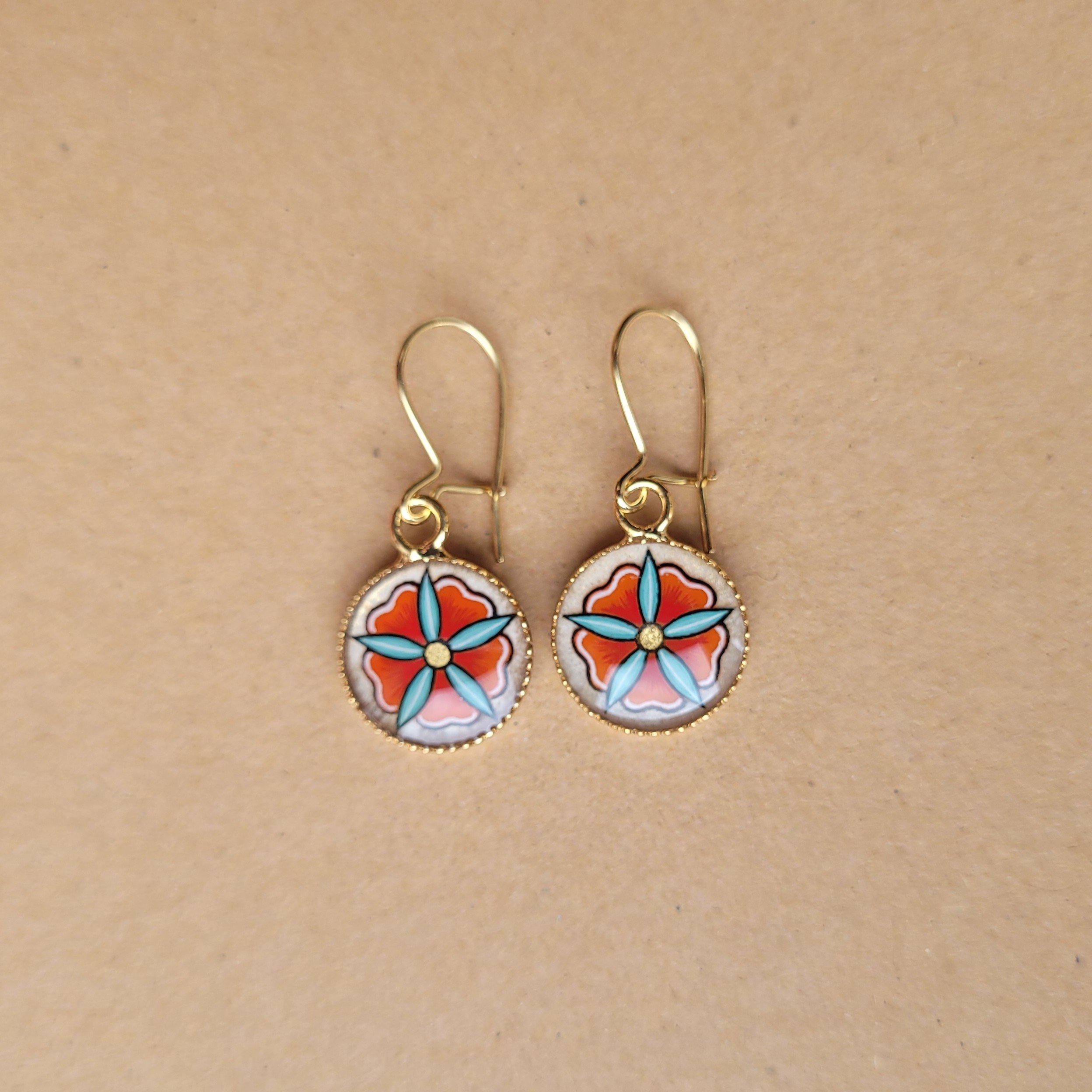 Boucles d'oreille enluminées petites fleurs printanières