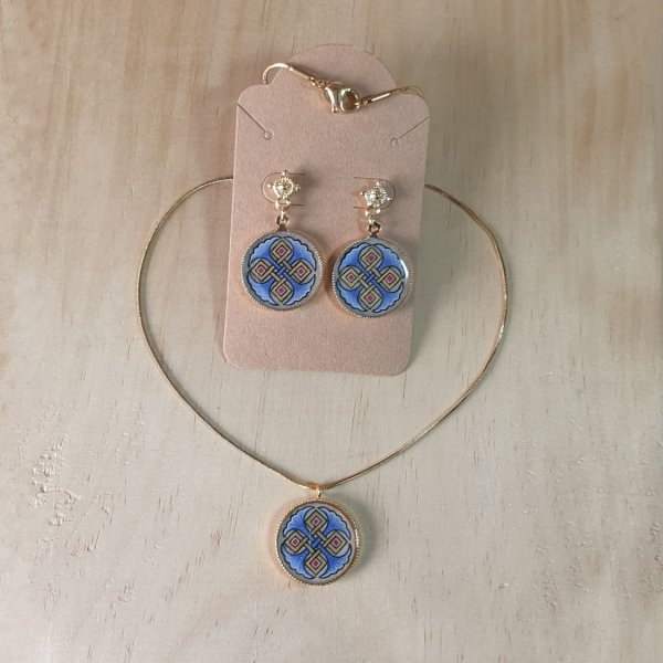 Brincos iluminados com palmetas vermelhas ou azuis e entrela&ccedil;amento dourado