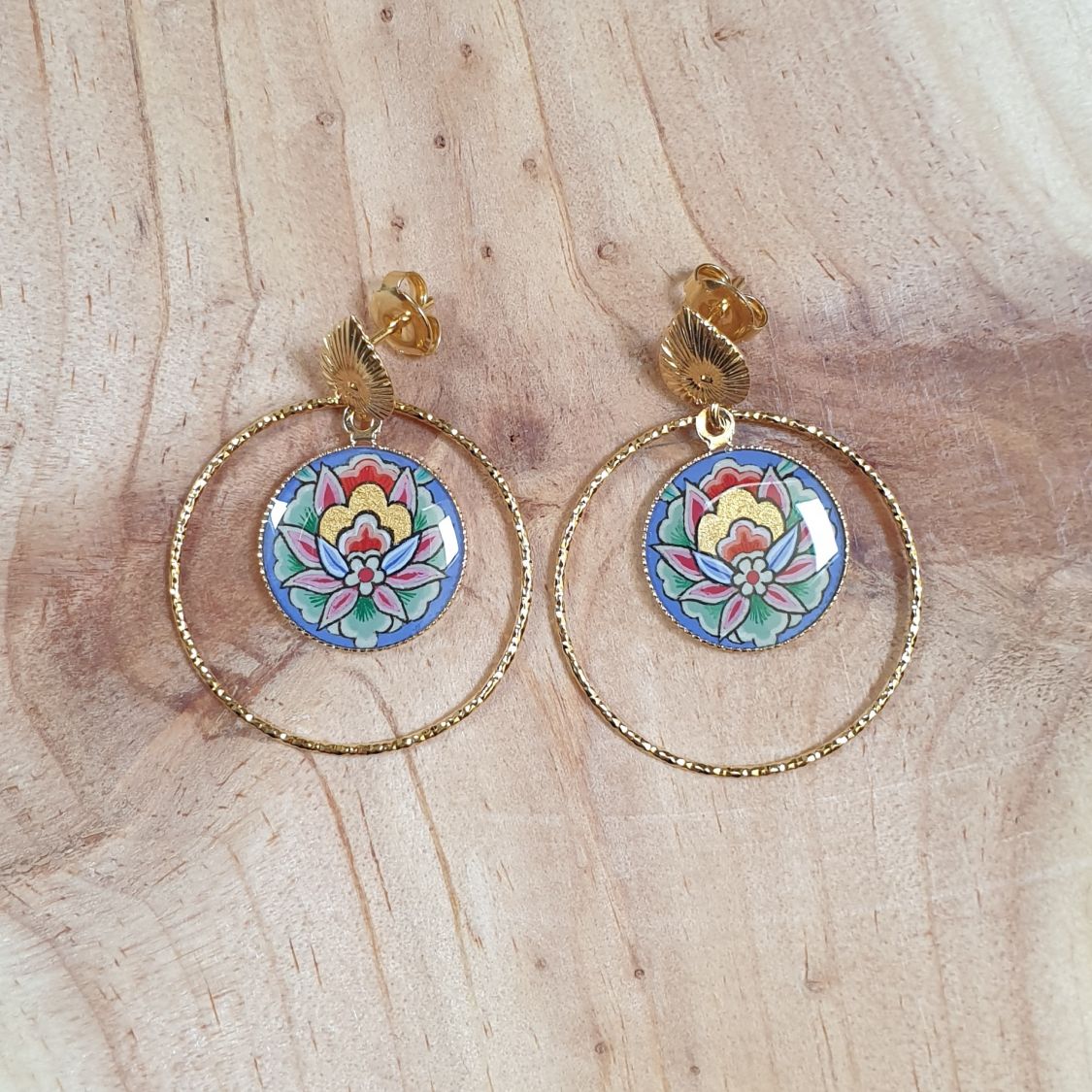 Brincos pendentes de flores orientais com fundo azul