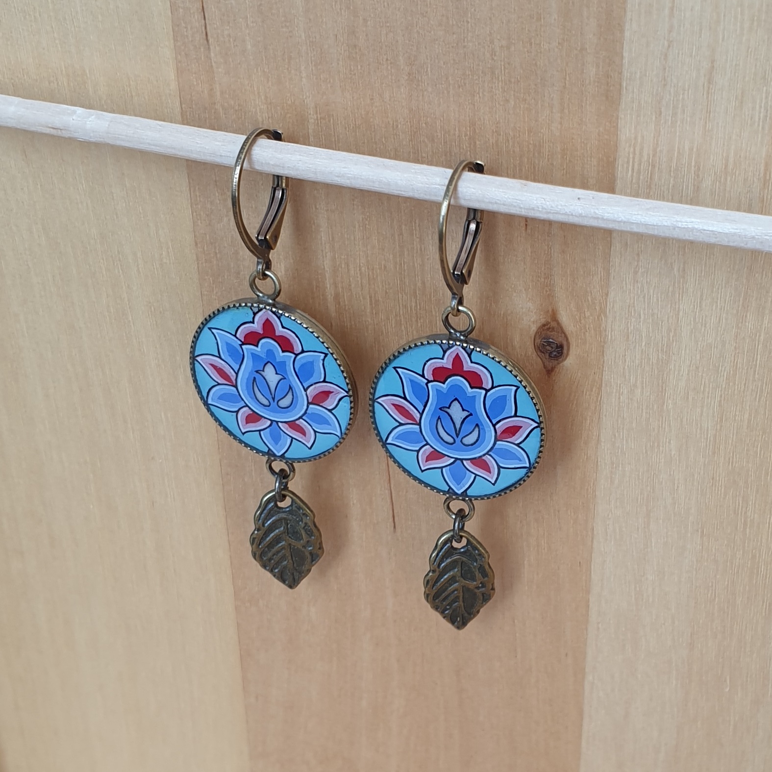 Brincos de gota de flor verde/azul/rosa