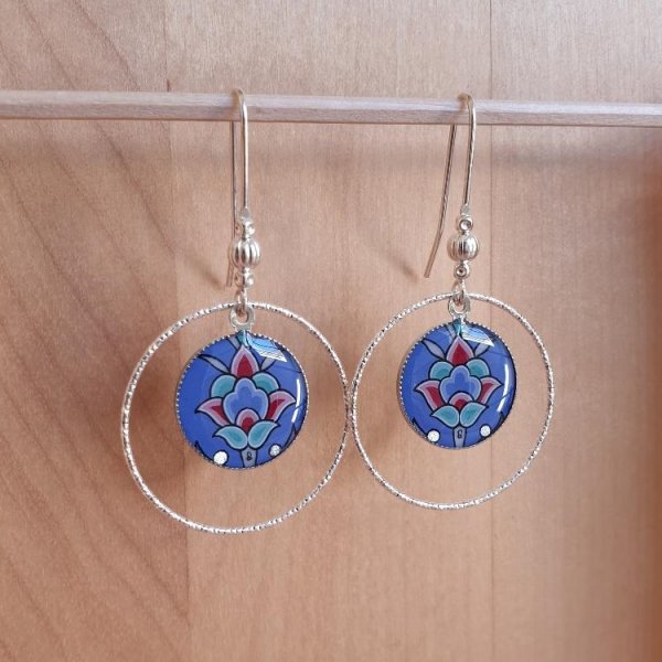 Brincos pingentes azul/prata/verde/verde/rosa e arabesco