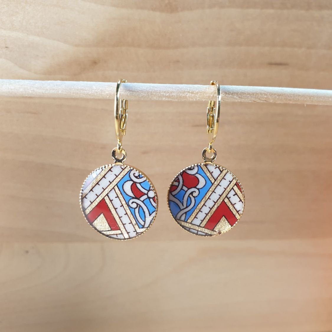 Brincos pingentes ouro/vermelho/azul