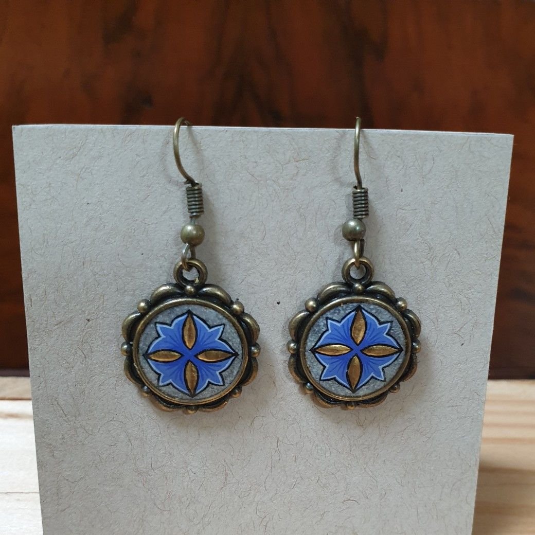 Brincos pendentes iluminados a ouro/azul
