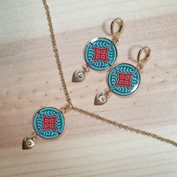 Boucles d'oreille pendantes enluminure motif v&eacute;g&eacute;tal m&eacute;di&eacute;val