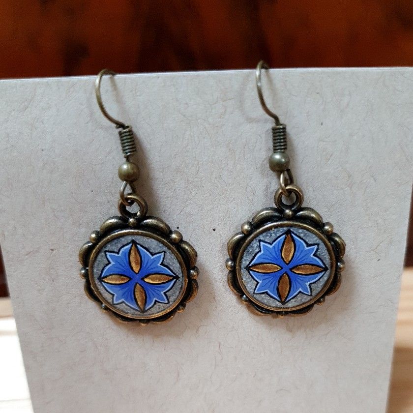 Brincos pendentes iluminados a ouro/azul