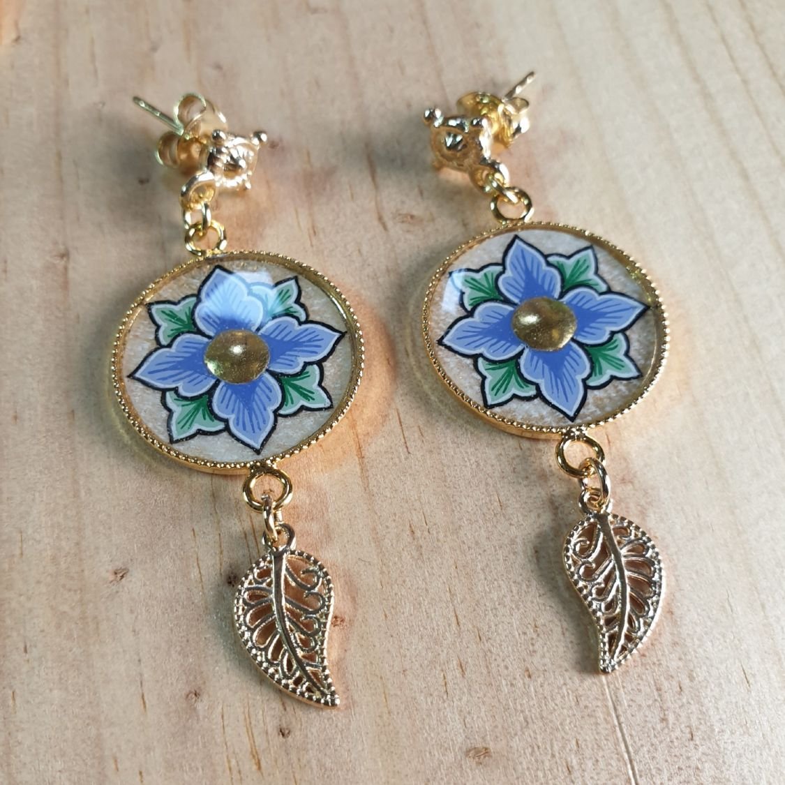 Brincos pendurados de flores rosa ou azul da primavera