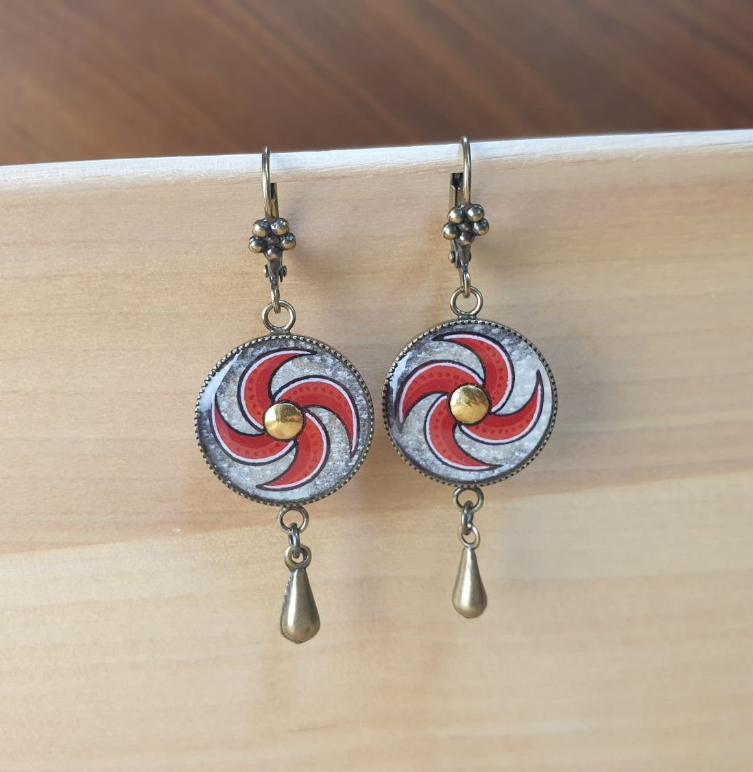 Brincos pendurados em espiral vermelha