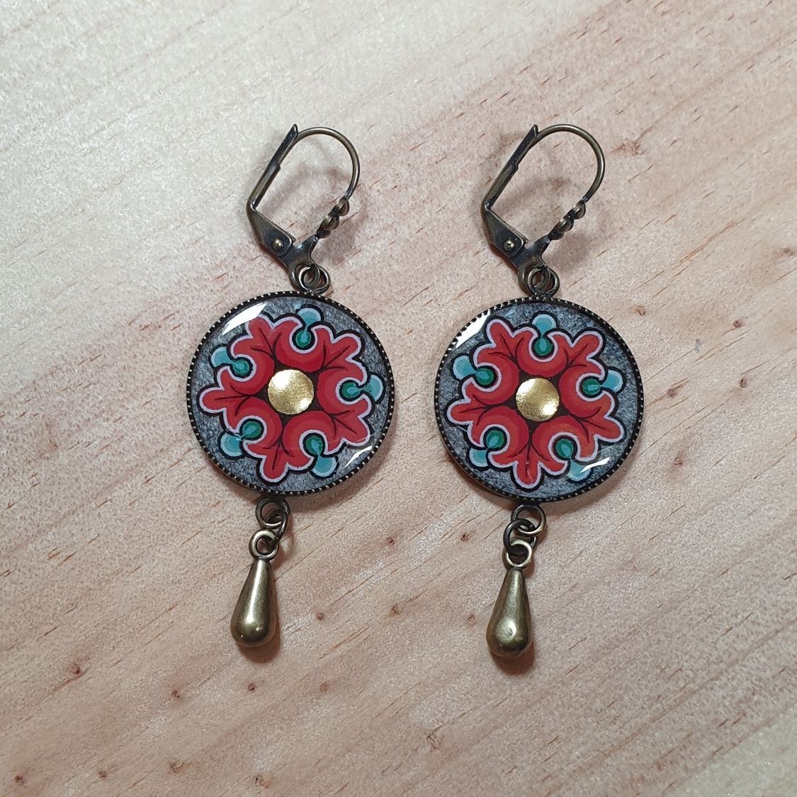 Brincos pingentes de flores românicas