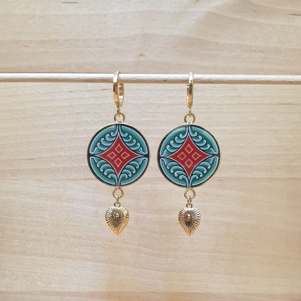 Boucles d'oreille pendantes enluminure motif v&eacute;g&eacute;tal m&eacute;di&eacute;val
