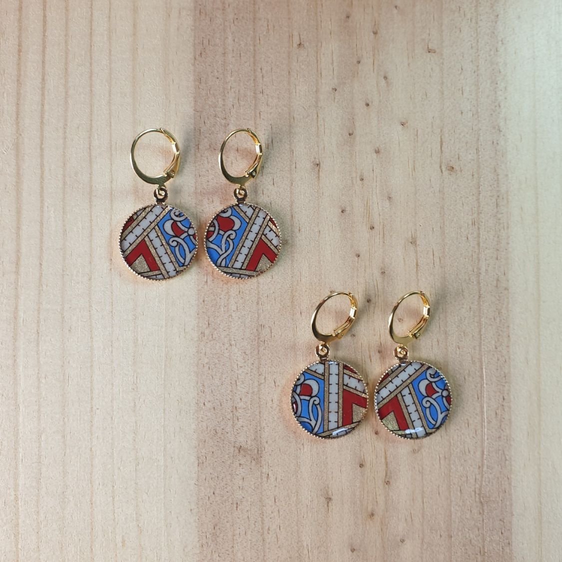 Brincos pingentes ouro/vermelho/azul