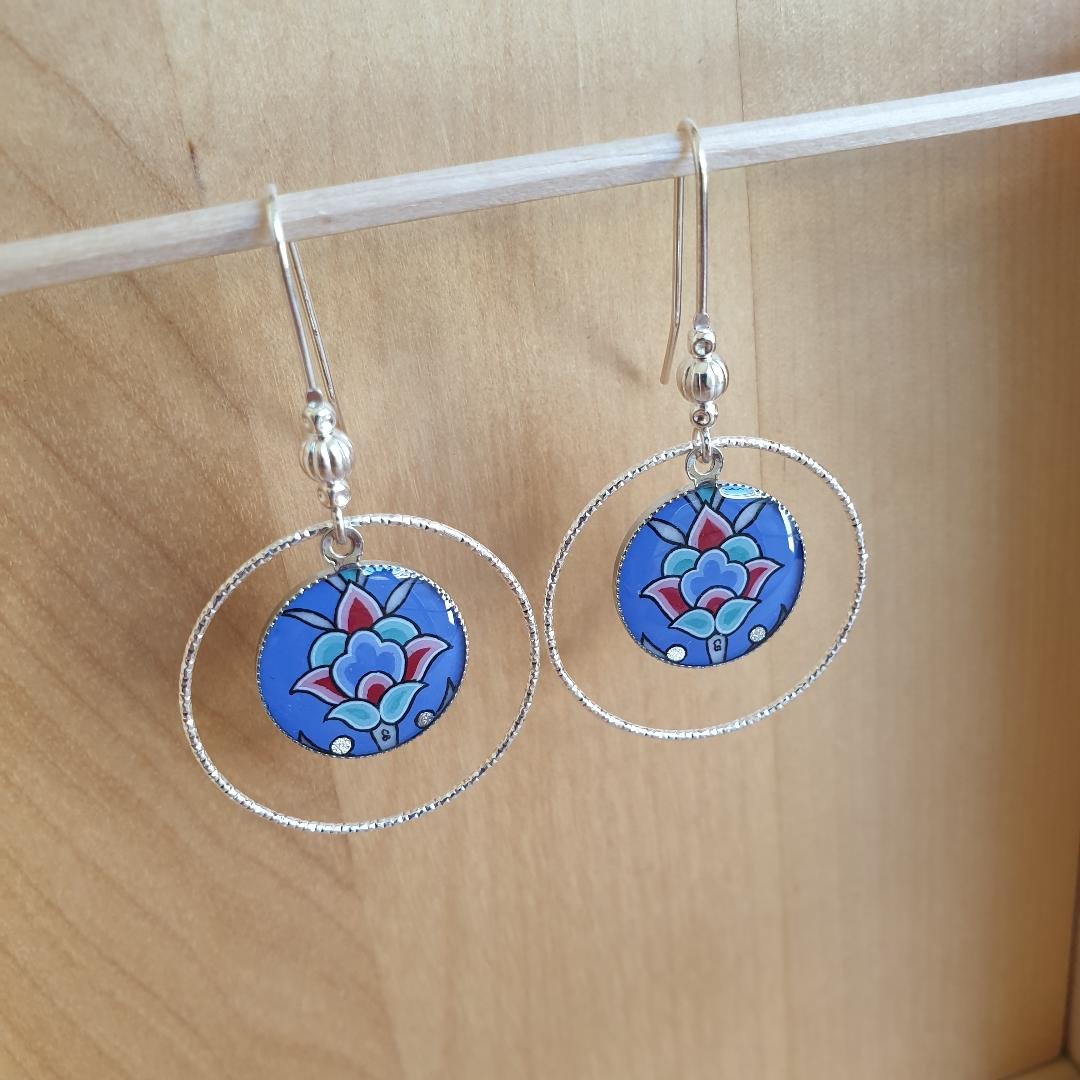Brincos pingentes azul/prata/verde/verde/rosa e arabesco