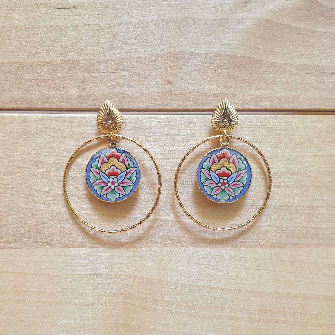 Brincos pendentes de flores orientais com fundo azul