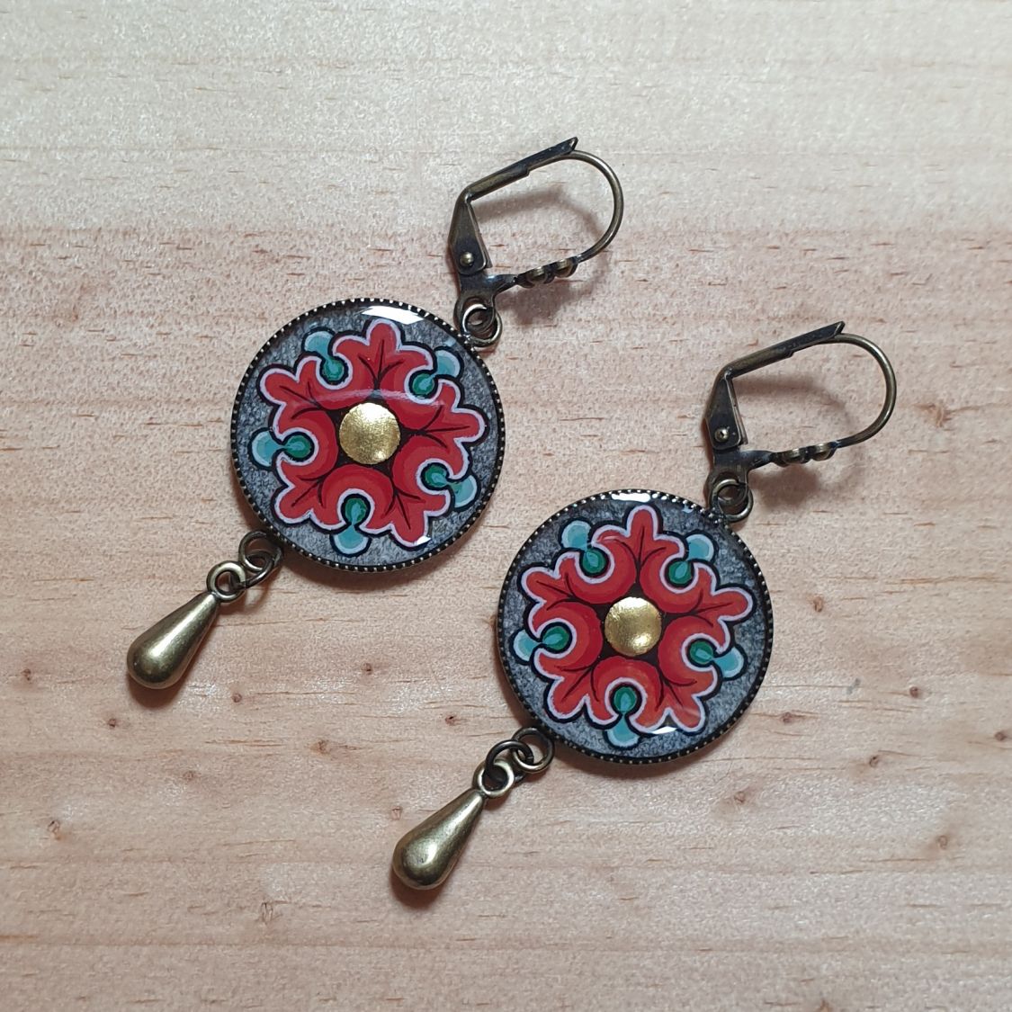 Brincos pingentes de flores românicas
