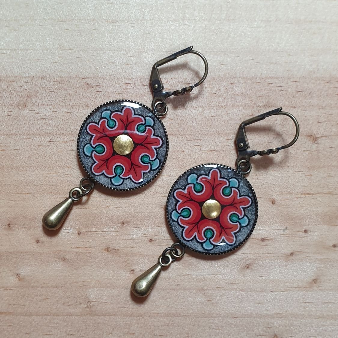 Brincos pingentes de flores românicas