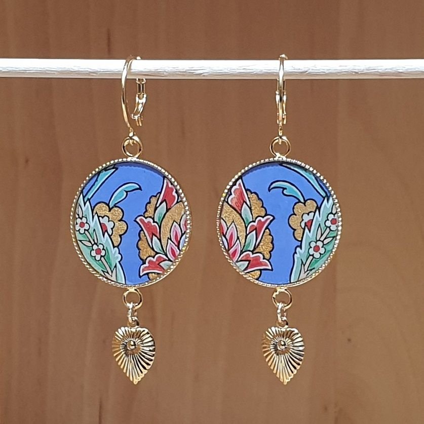 Brincos pendentes de flores orientais com fundo azul