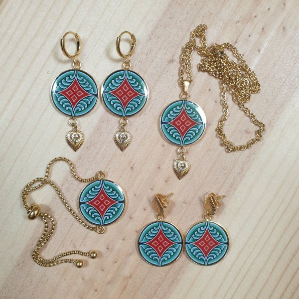 Boucles d'oreille pendantes enluminure motif v&eacute;g&eacute;tal m&eacute;di&eacute;val