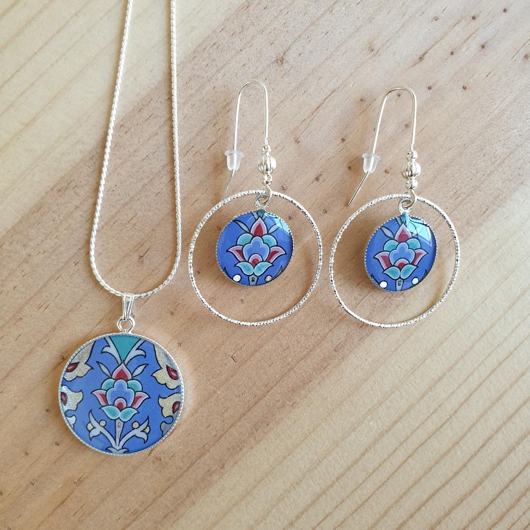Brincos pingentes azul/prata/verde/verde/rosa e arabesco