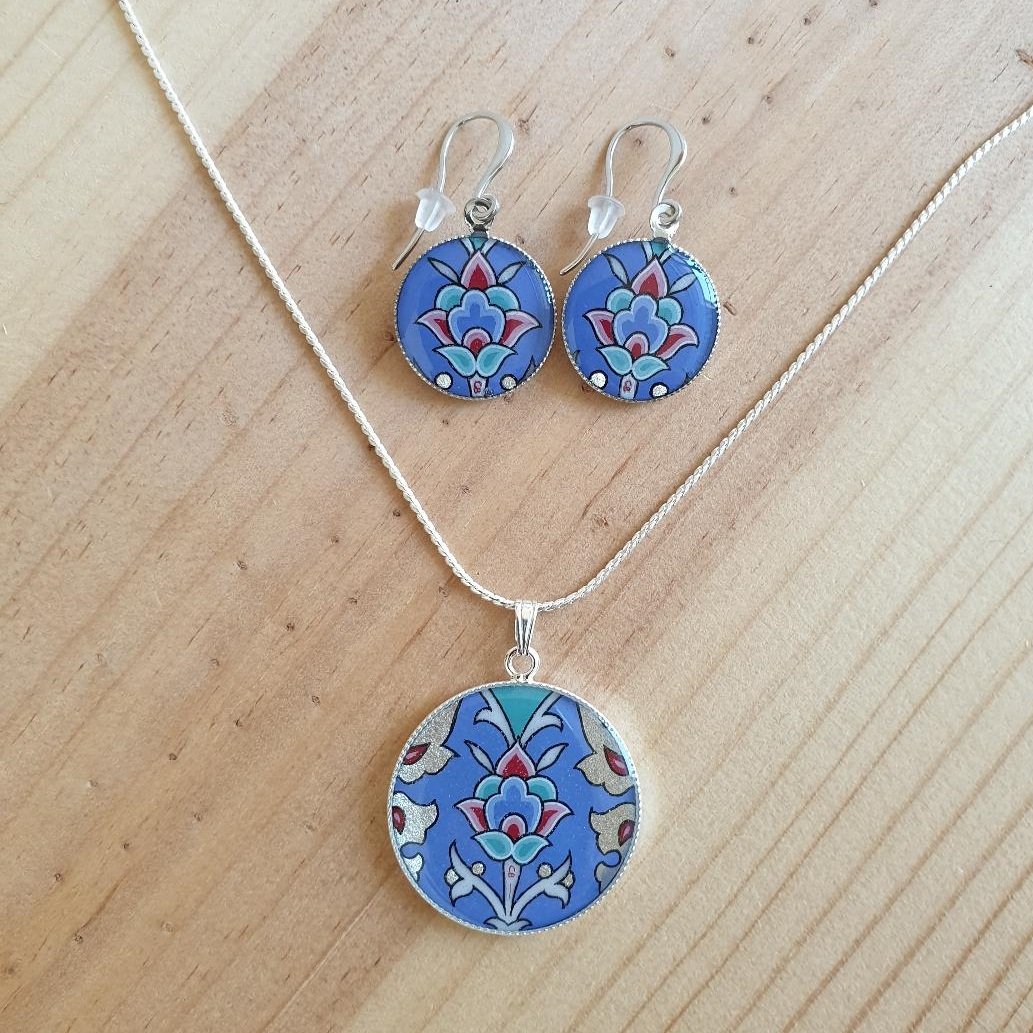 Brincos pingentes azul/prata/verde/verde/rosa e arabesco