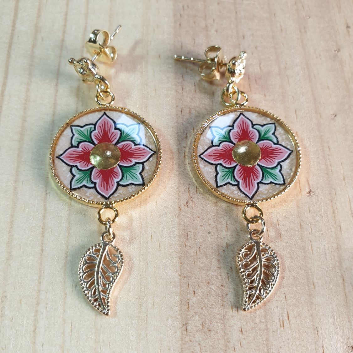 Brincos pendurados de flores rosa ou azul da primavera