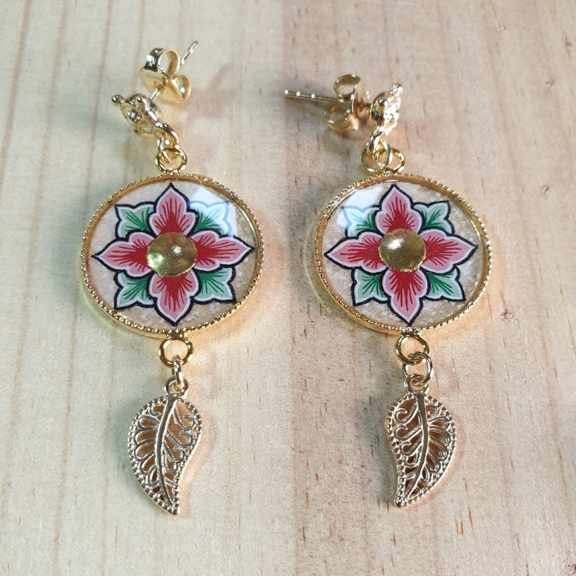 Brincos pendurados de flores rosa ou azul da primavera