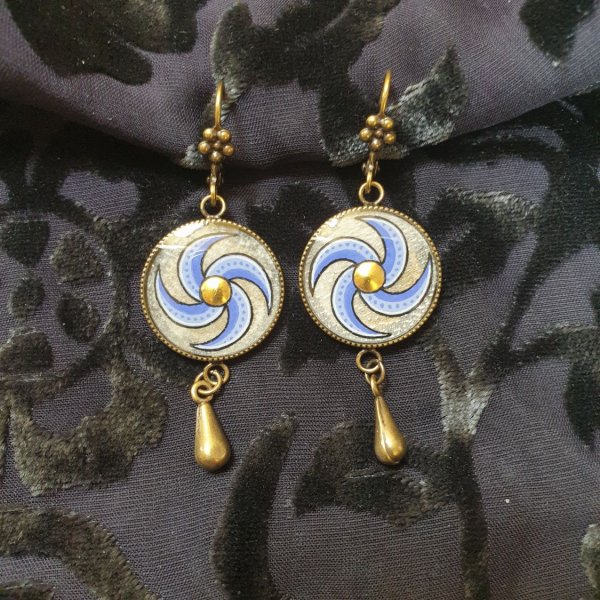 Boucles d'oreille pendantes enlumin&eacute;es spirale bleue