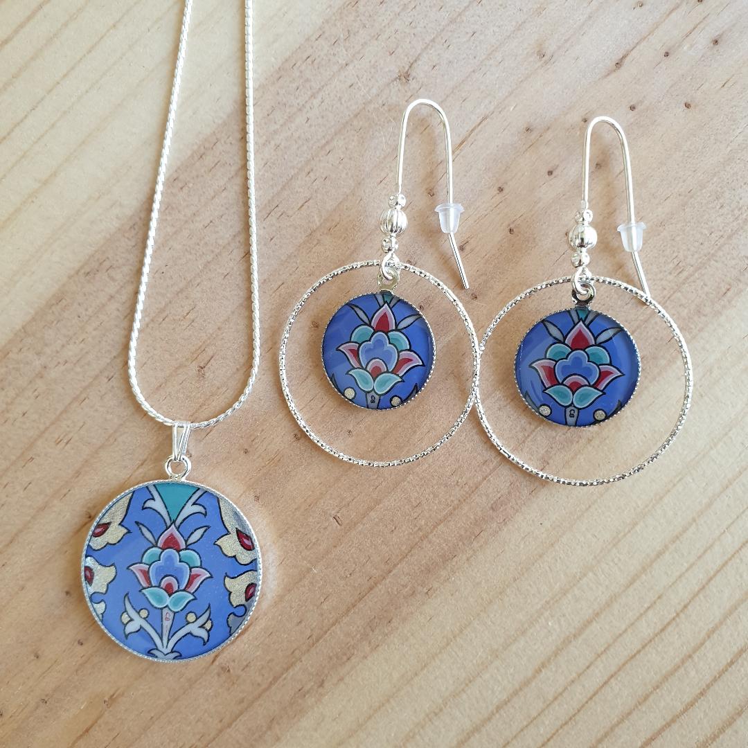 Brincos pingentes azul/prata/verde/verde/rosa e arabesco