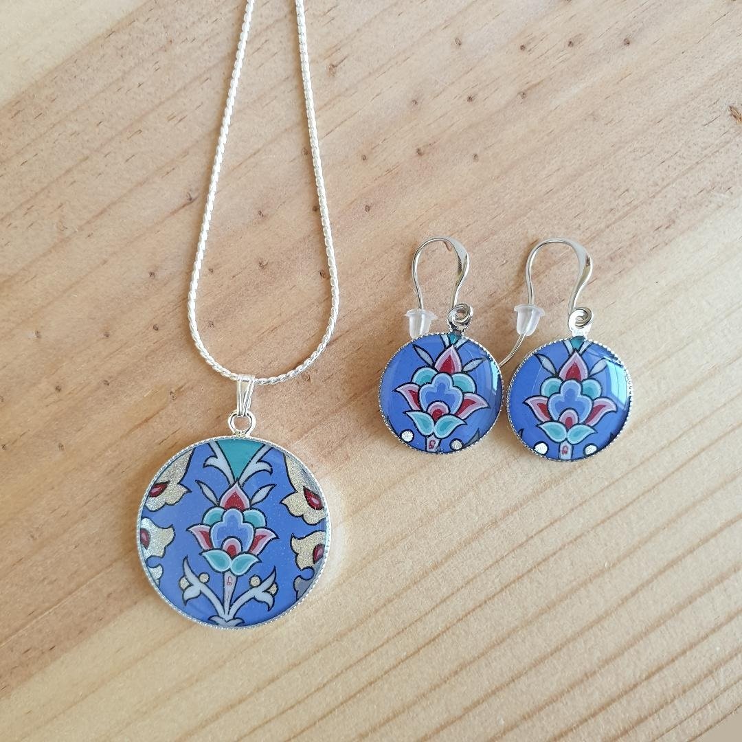 Brincos pingentes azul/prata/verde/verde/rosa e arabesco