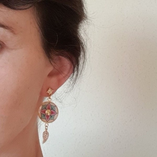 Brincos pendurados de flores rosa ou azul da primavera