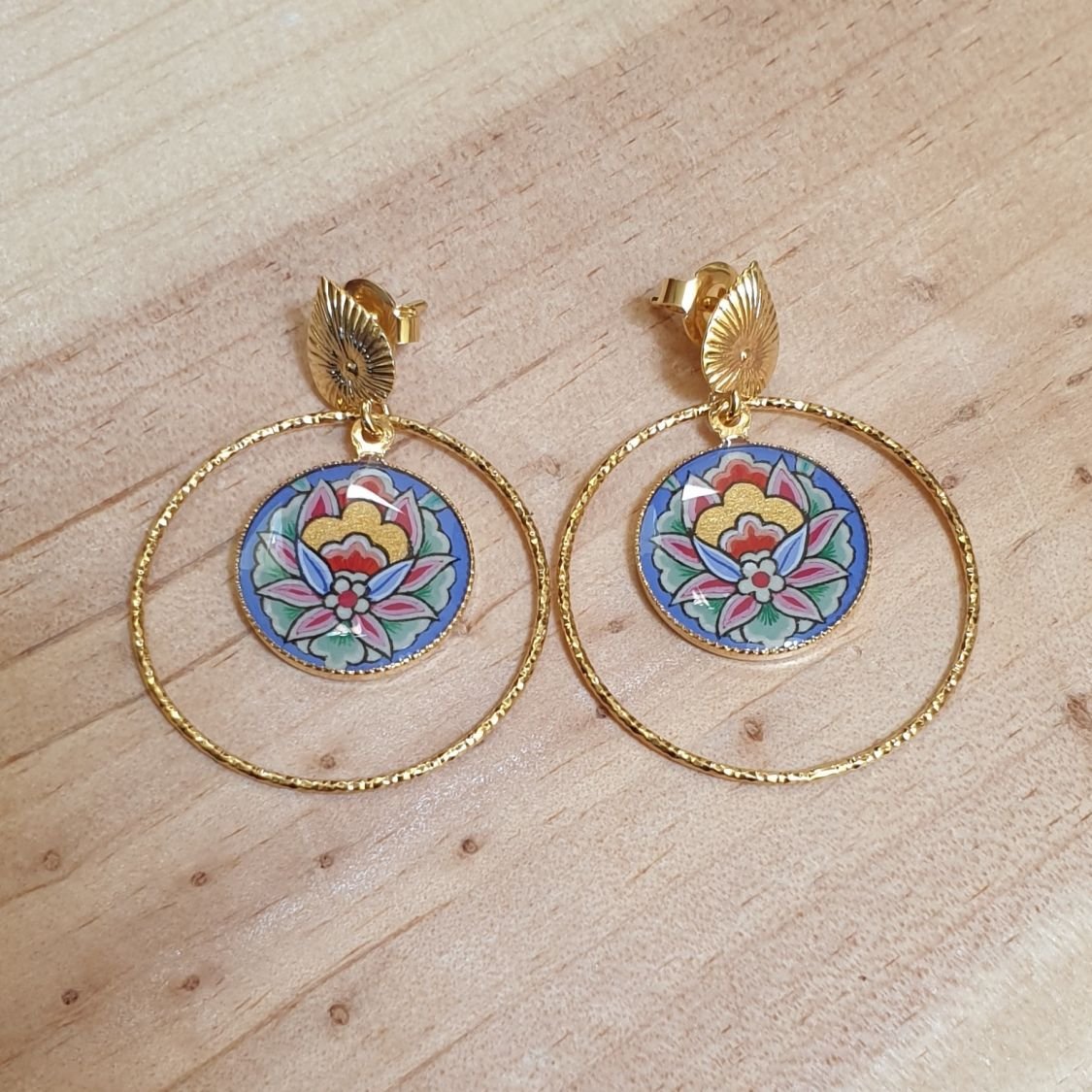 Brincos pendentes de flores orientais com fundo azul