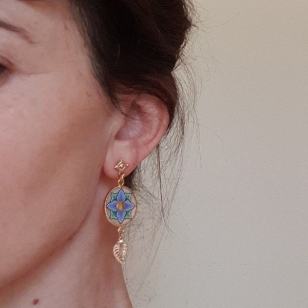 Brincos pendurados de flores rosa ou azul da primavera