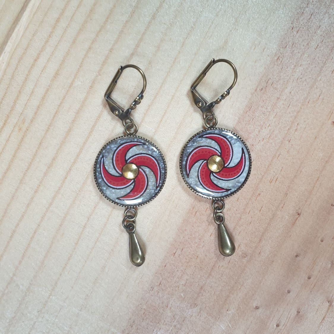 Brincos pendurados em espiral vermelha