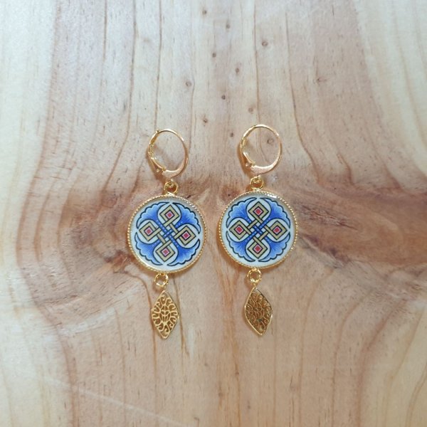 Palmetas vermelhas ou azuis e brincos pendentes de entrela&ccedil;amento dourados