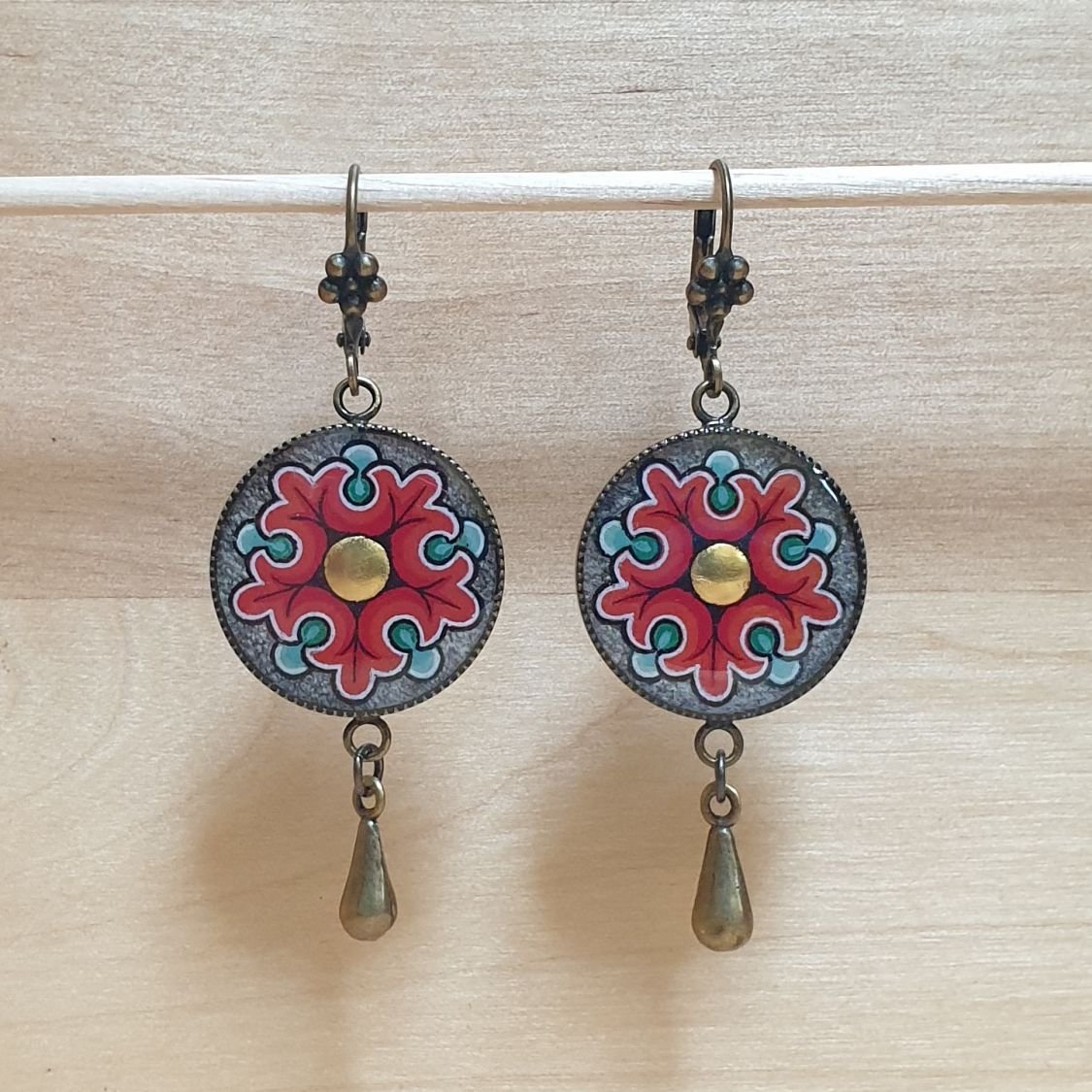 Brincos pingentes de flores românicas