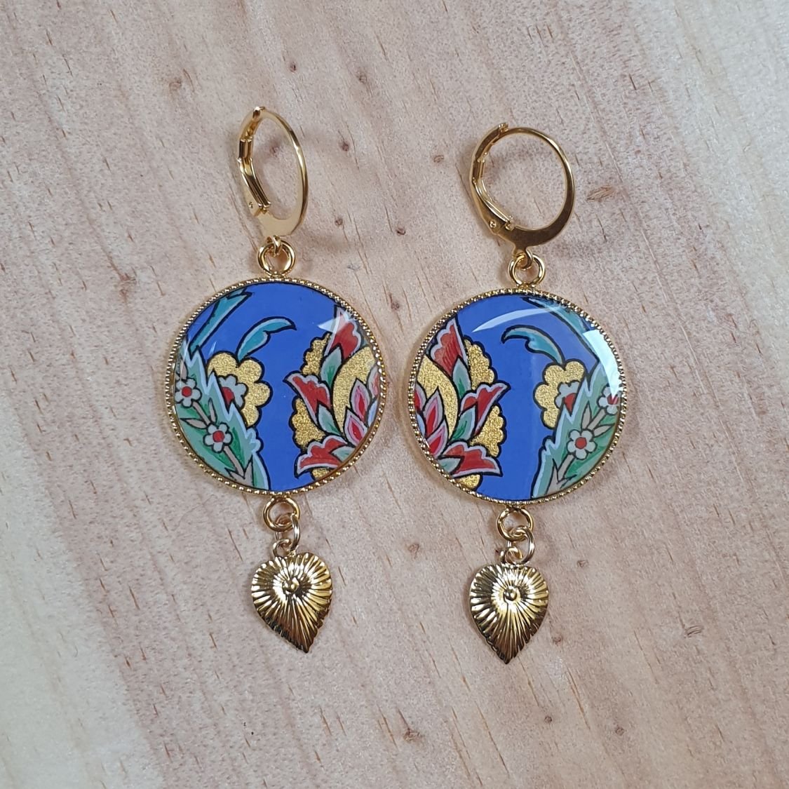 Brincos pendentes de flores orientais com fundo azul