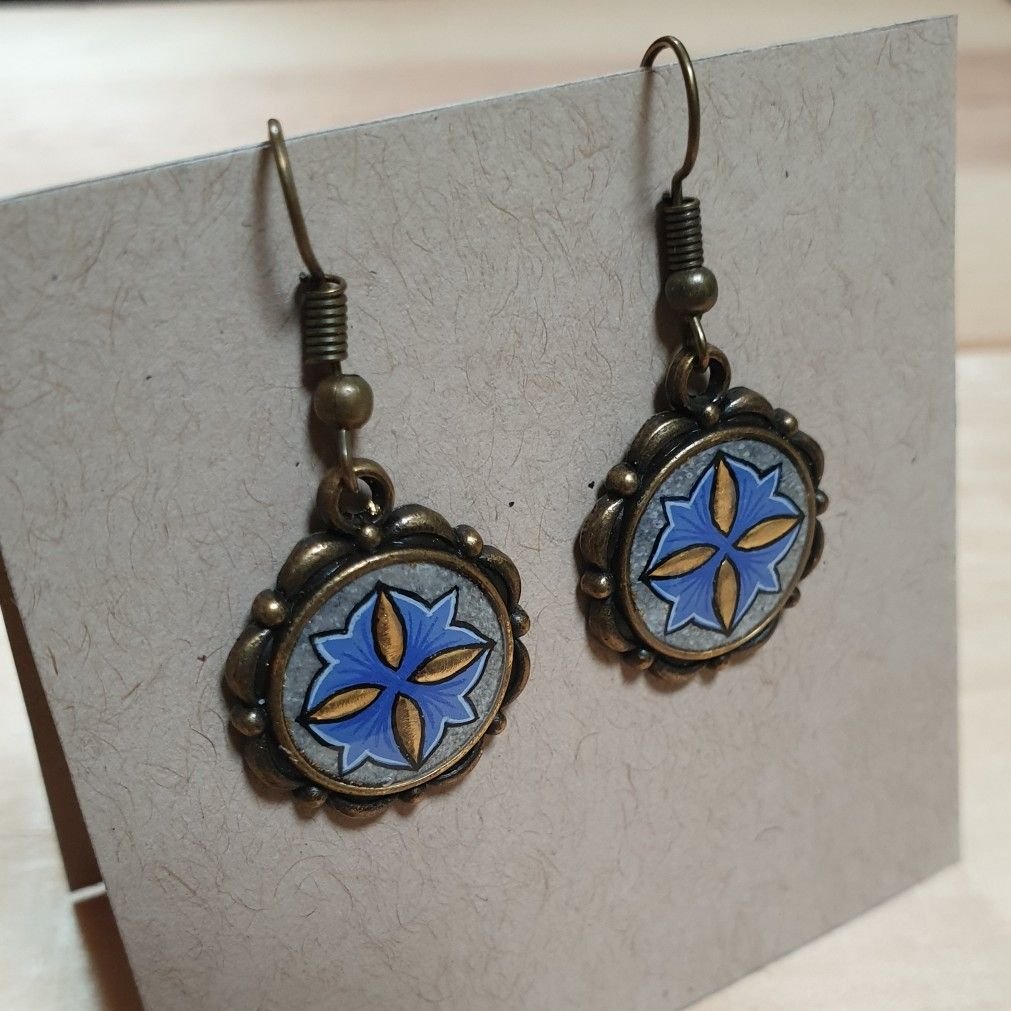 Brincos pendentes iluminados a ouro/azul