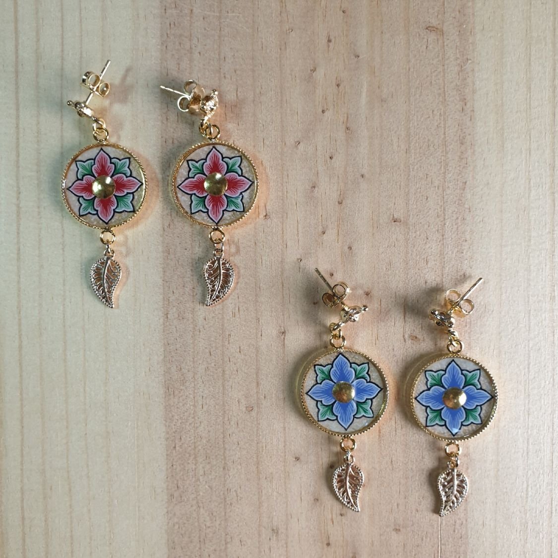 Brincos pendurados de flores rosa ou azul da primavera