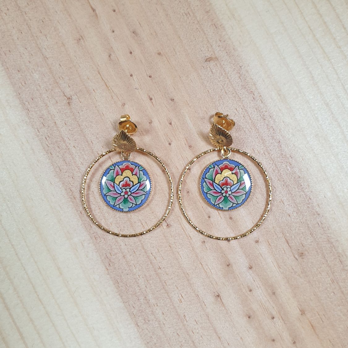 Brincos pendentes de flores orientais com fundo azul