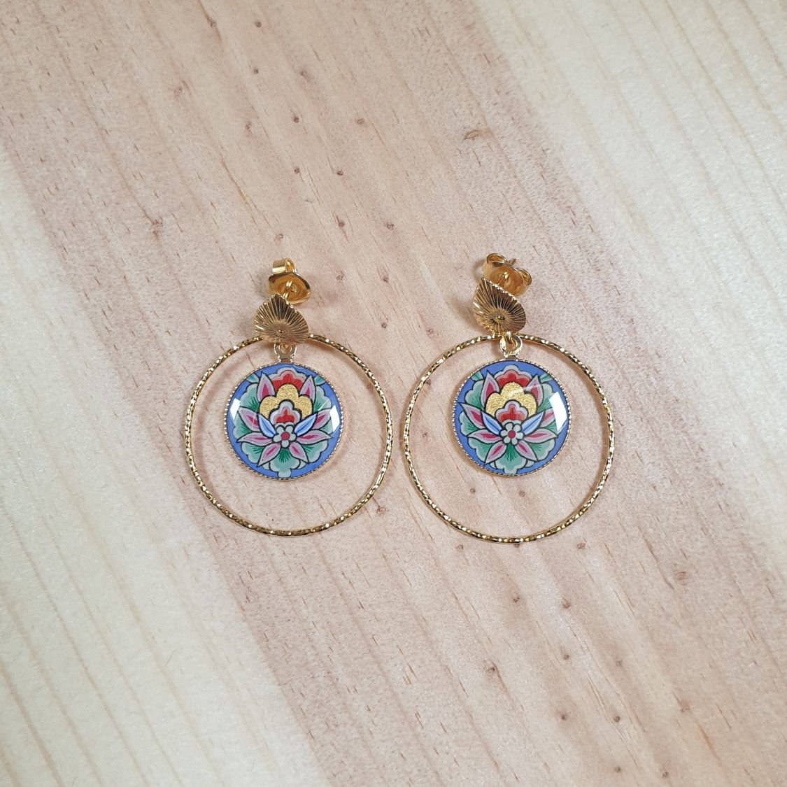Brincos pendentes de flores orientais com fundo azul