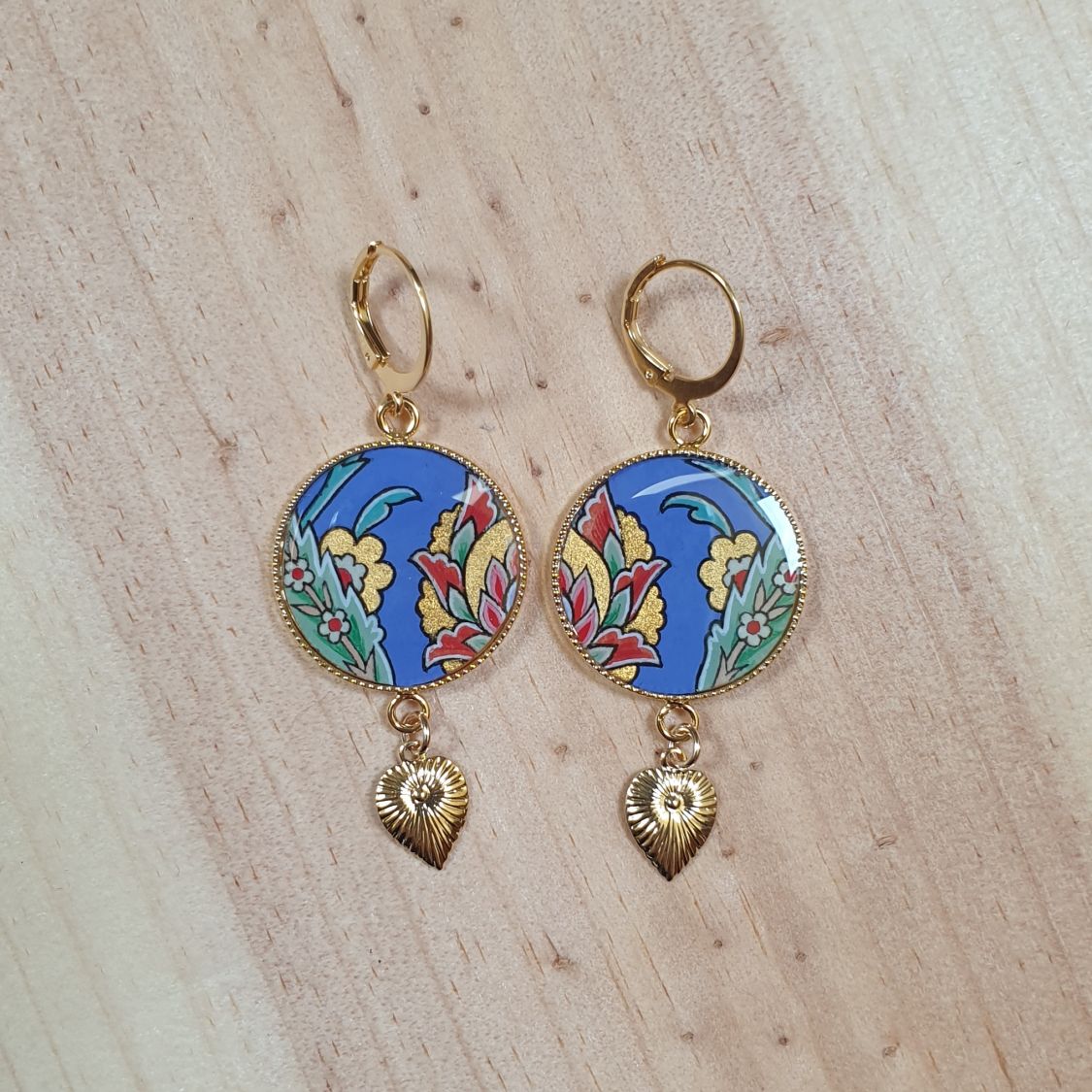 Brincos pendentes de flores orientais com fundo azul