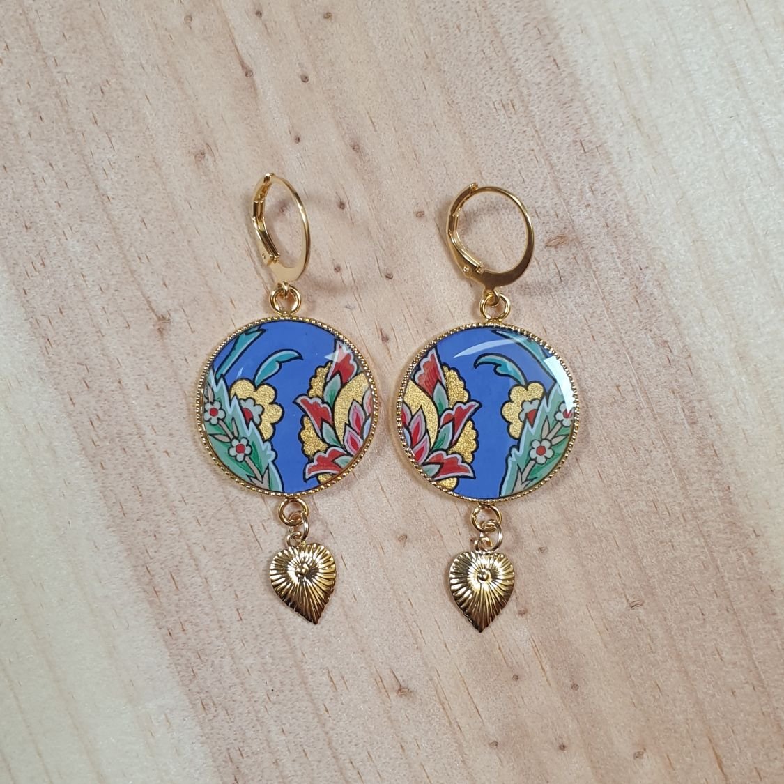 Brincos pendentes de flores orientais com fundo azul