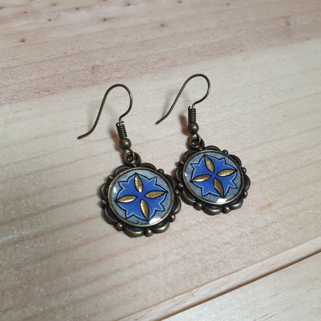 Brincos pendentes iluminados a ouro/azul