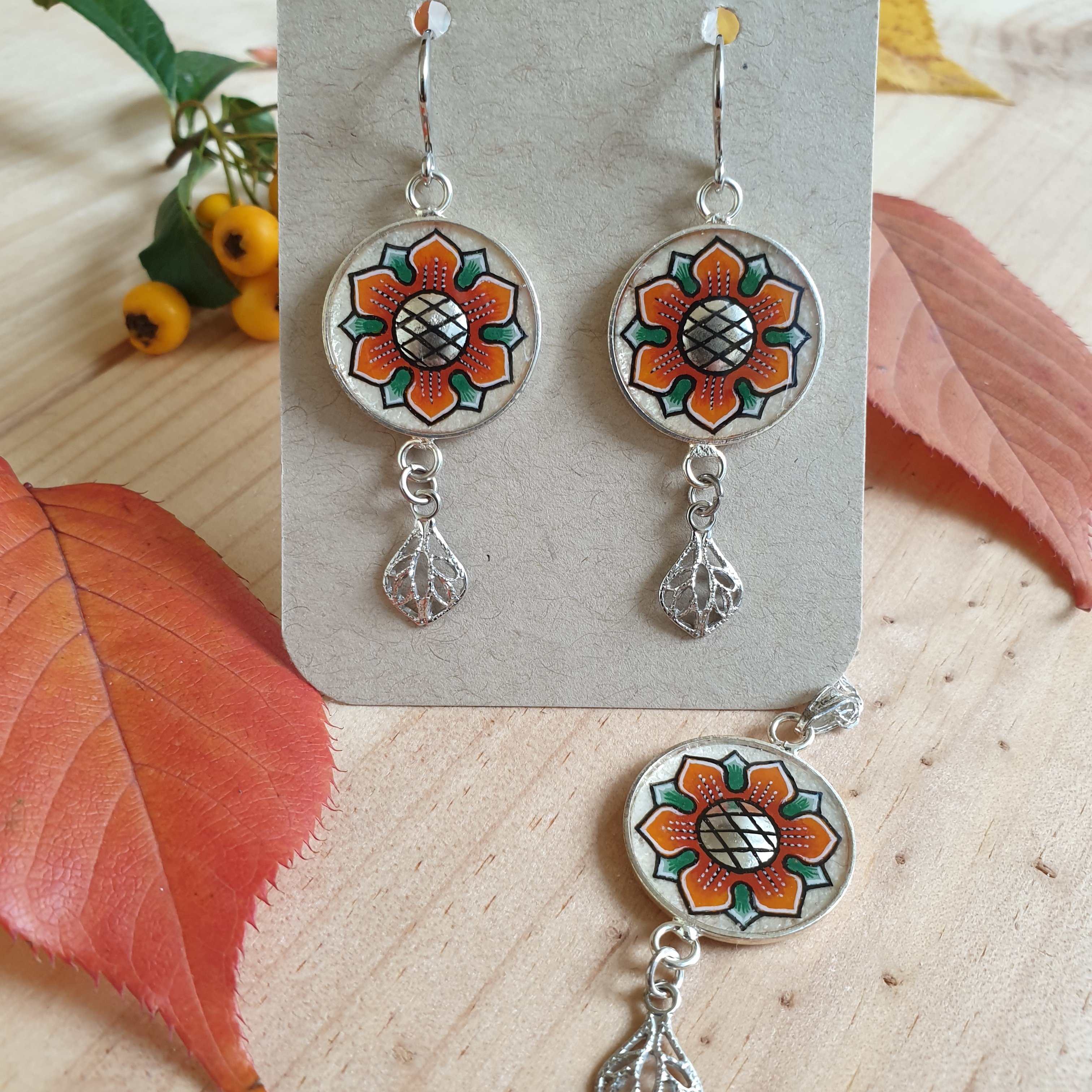 Brincos de flores de primavera laranja/ouro branco