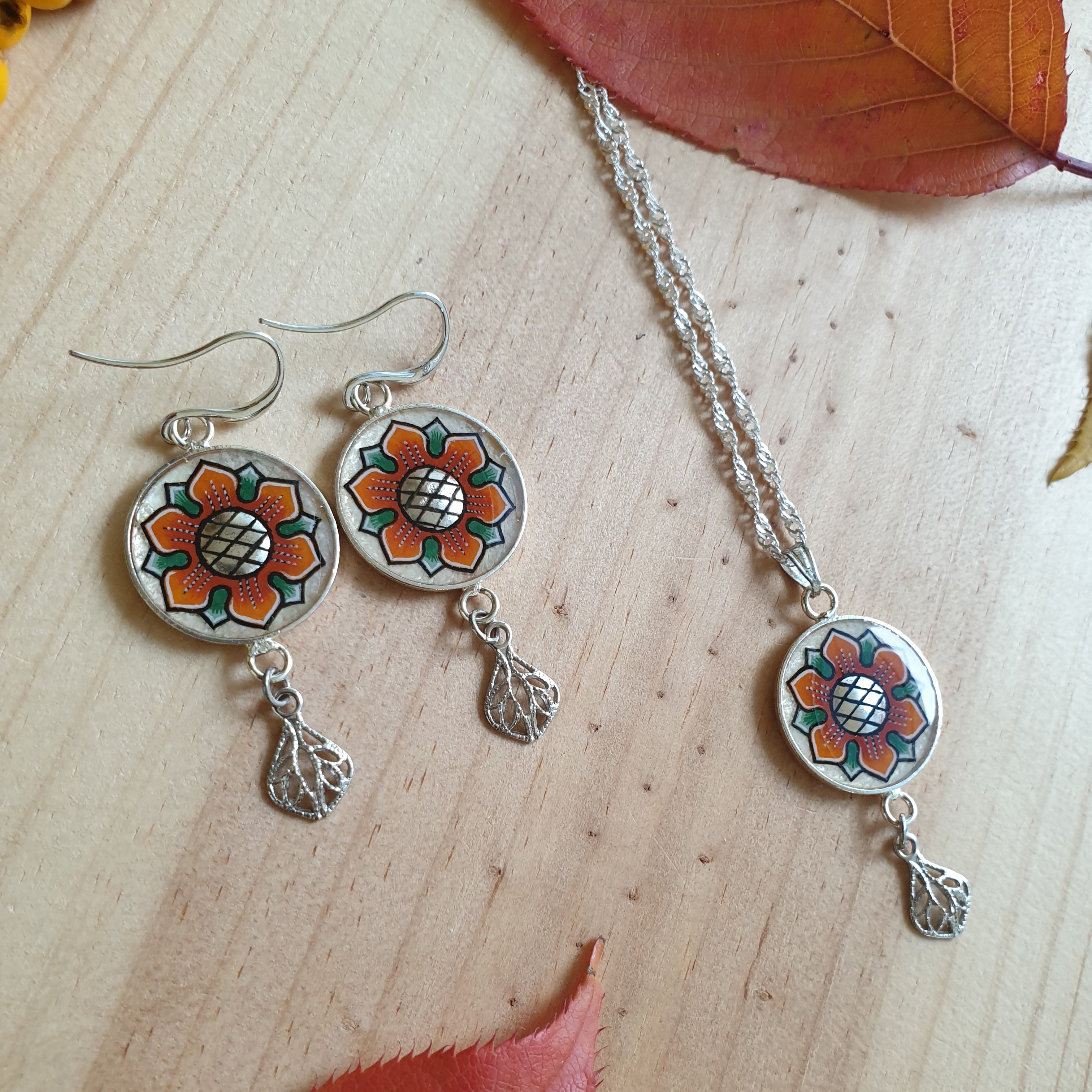 Brincos de flores de primavera laranja/ouro branco
