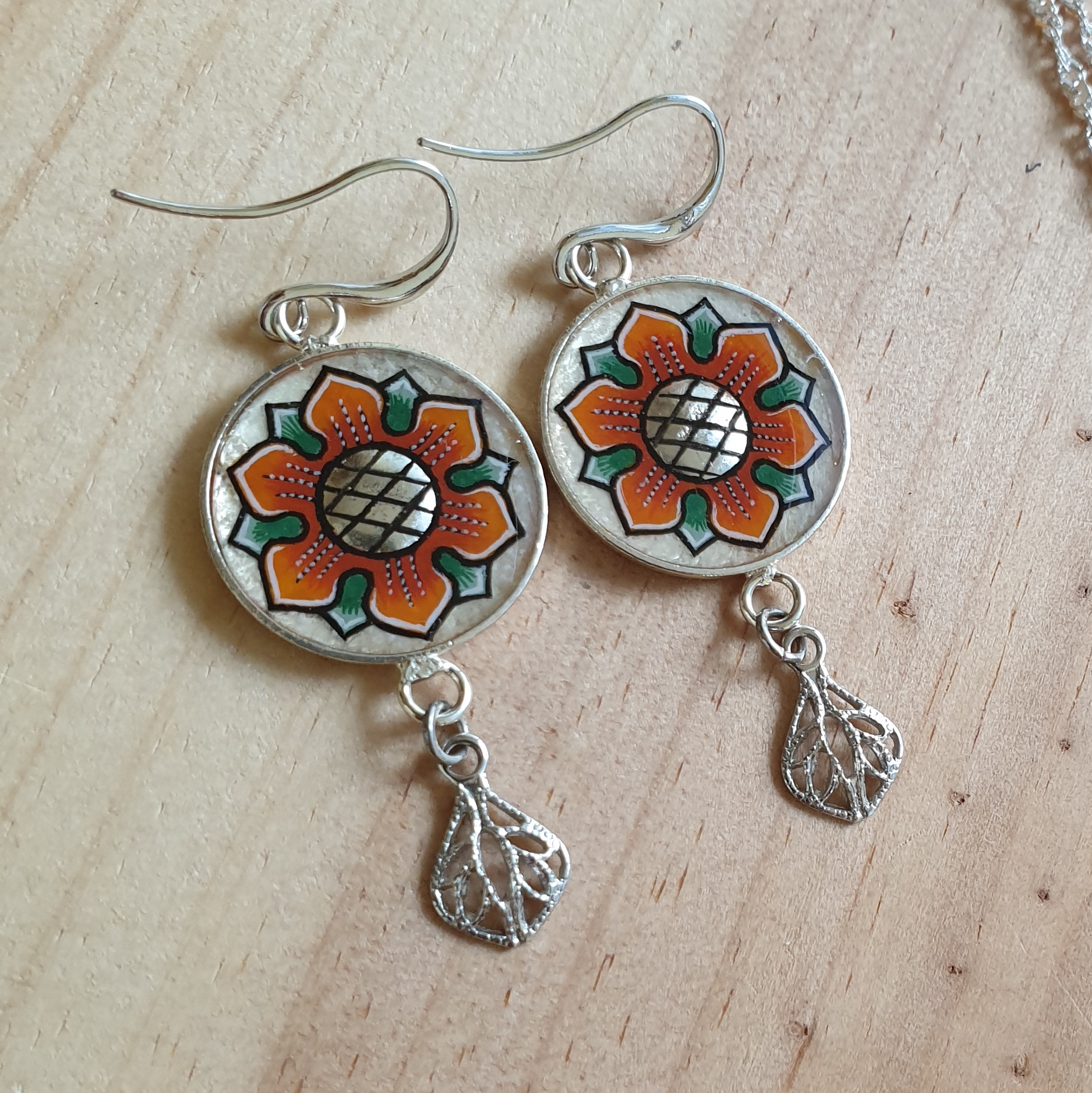 Brincos de flores de primavera laranja/ouro branco