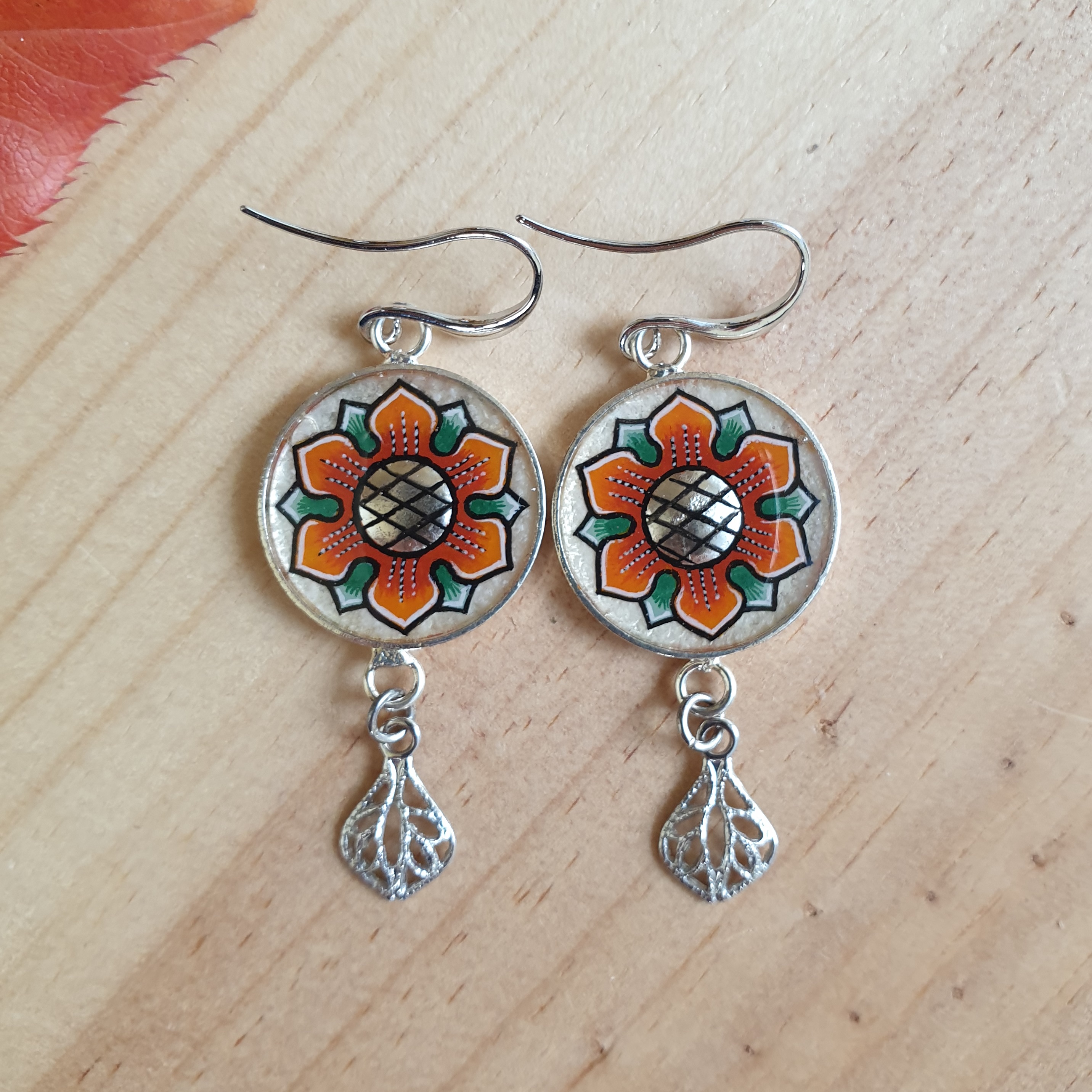 Brincos de flores de primavera laranja/ouro branco