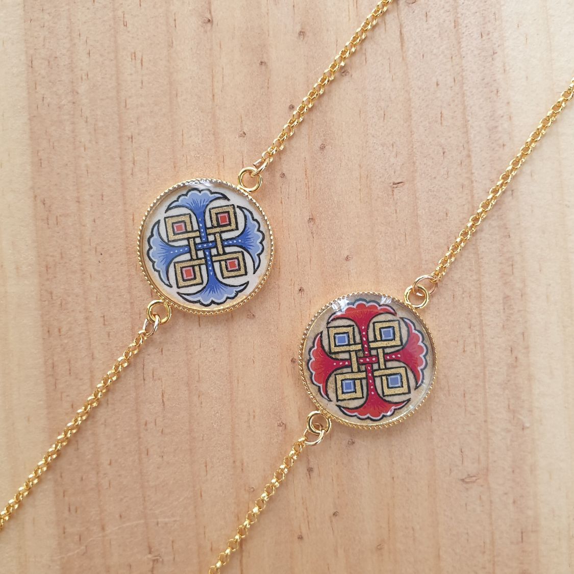 Bracelet palmettes bleues ou rouges et entrelacs or sur cha&icirc;ne dor&eacute;e