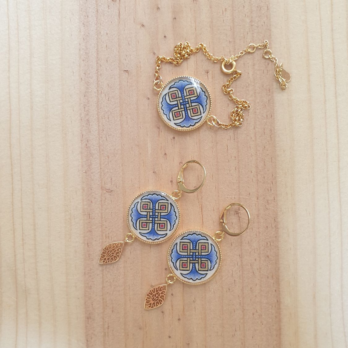 Bracelet palmettes bleues ou rouges et entrelacs or sur cha&icirc;ne dor&eacute;e