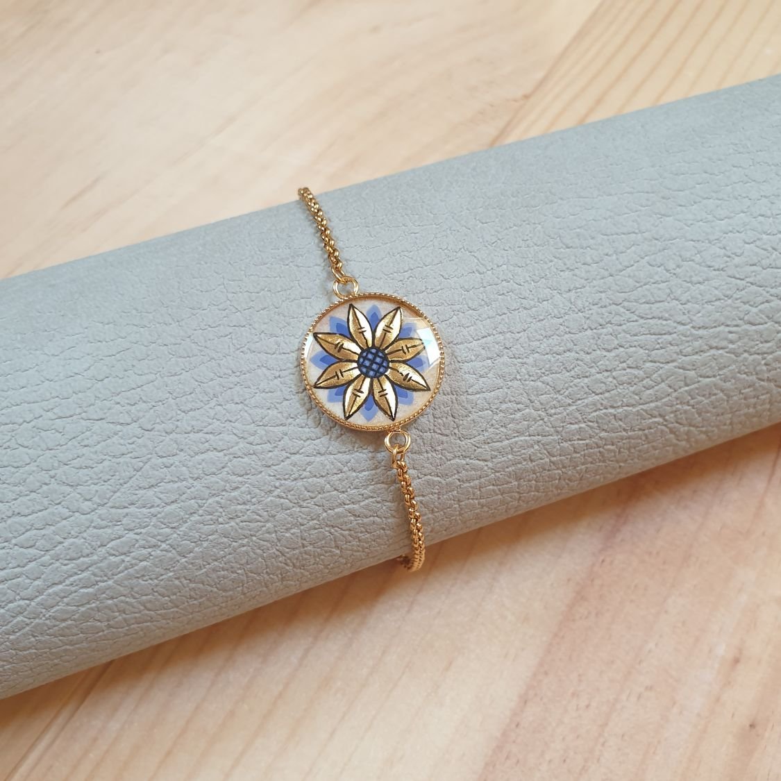Pulseira ajustável com desenho de flor em ouro/azul sobre corrente de ouro